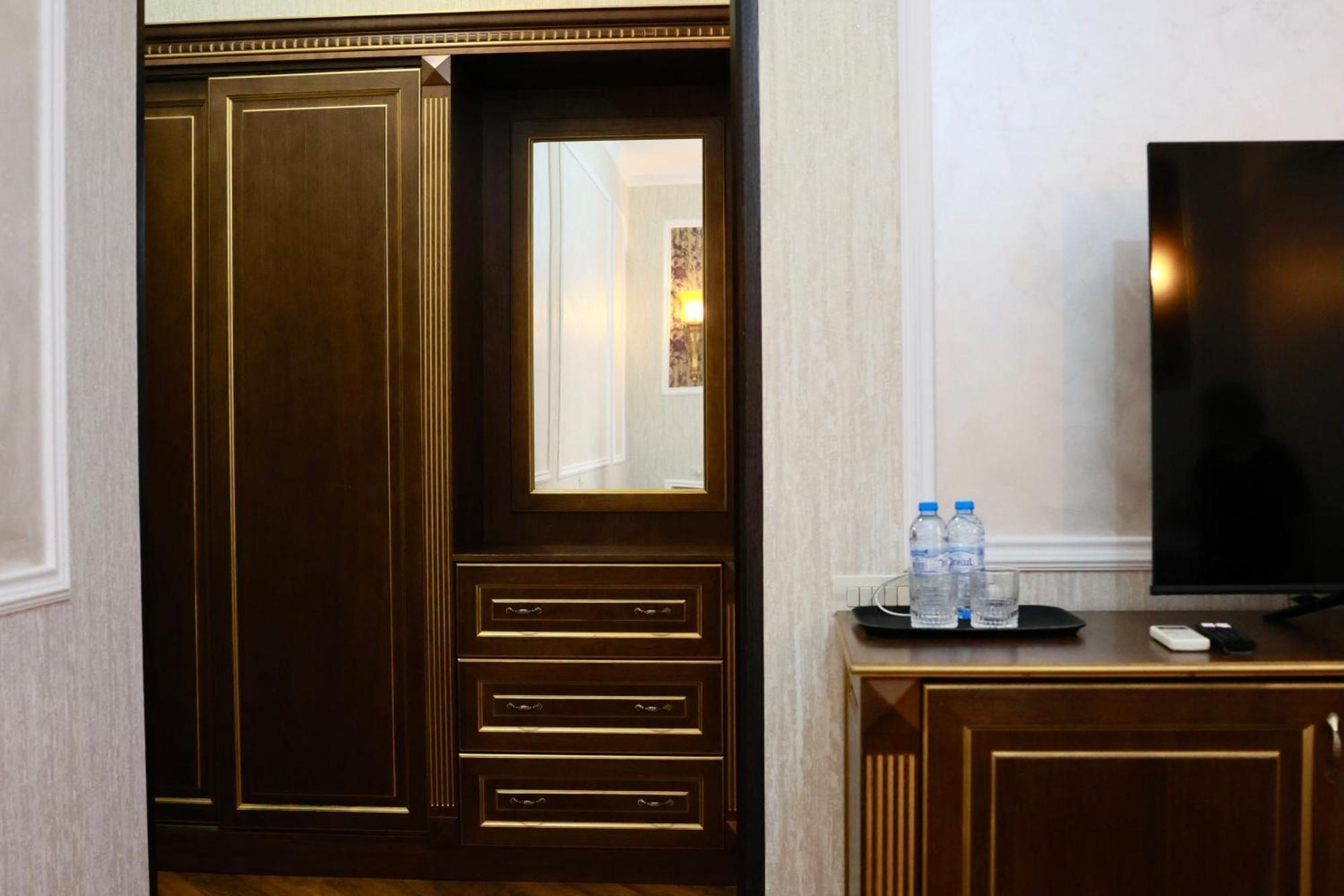 יירבאן Royal Renaissance Hotel חדר תמונה