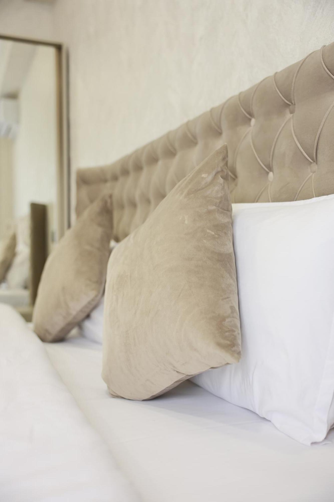 יירבאן Royal Renaissance Hotel חדר תמונה