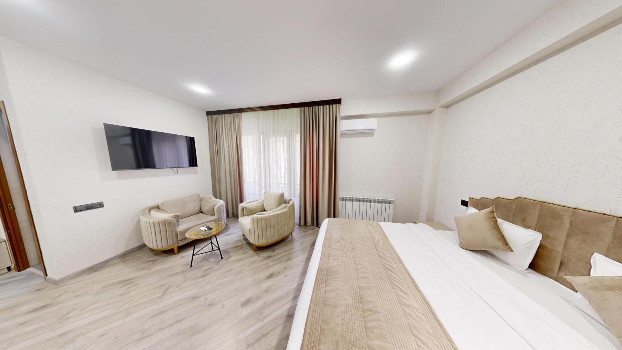 יירבאן Royal Renaissance Hotel מראה חיצוני תמונה