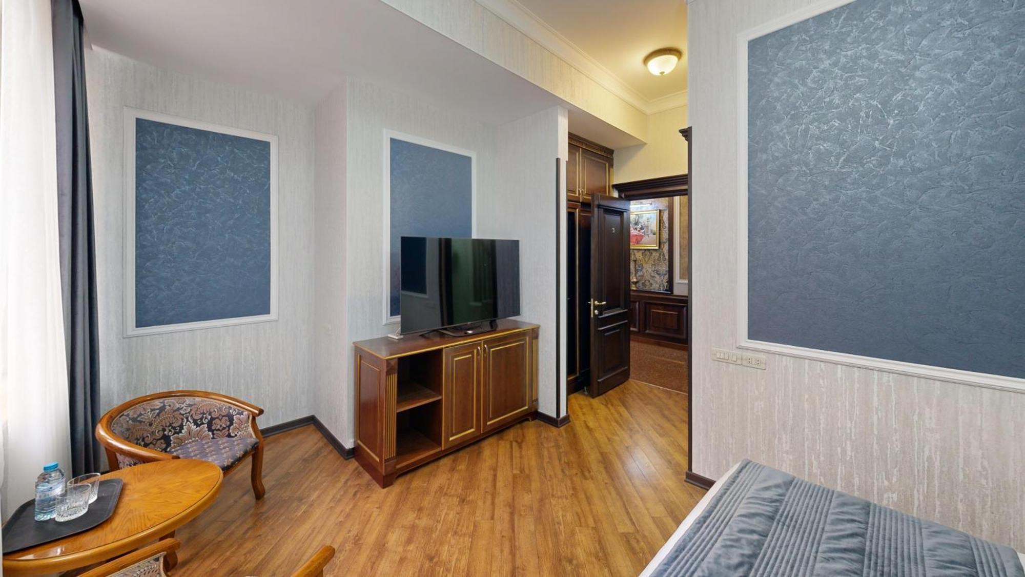 יירבאן Royal Renaissance Hotel מראה חיצוני תמונה
